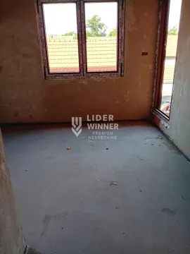 Prazna prostorija u sirovom stanju sa prozorima i vratima. - image 10