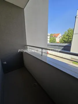 Pogled sa balkona na okolne zgrade i zelenilo. - image 16