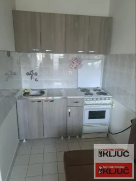 Manja kuhinja sa sudoperom, elementima i šporetom. - image 4