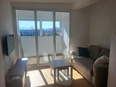 Izdavanje, dvosoban stan, 40m², Blok 5, Podgorica - image 2