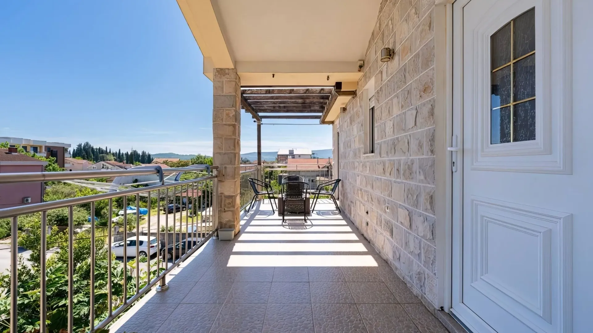 Izdavanje, trosoban stan, 130m², Kalimanj, Tivat