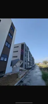 Pogled na spoljašnjost stambene zgrade i prilaz sa parkingom. - image 4