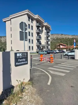 Pogled na spoljašnjost zgrade sa parkingom i rampom na ulazu. - image 14