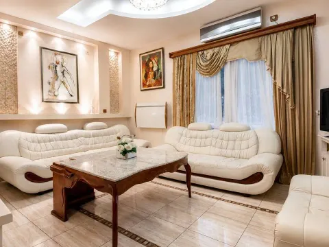 Izdavanje, kuća, 200m², Bečići, Budva - image 4