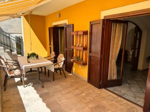 Izdavanje, dvosoban stan, 108m², Dobrota, Kotor - image 7