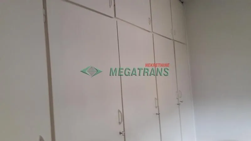 Izdavanje, četvorosoban stan, 97m², Centar, Novi Sad
