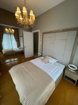 Moderna spavaća soba sa bračnim krevetom, garderoberom sa ogledalom i lusterom. - image 11