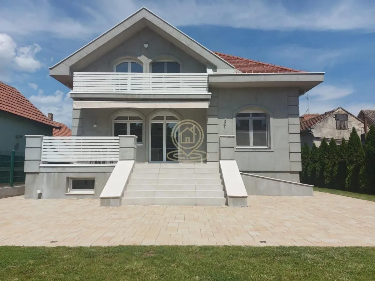 Prodaja, kuća, 380m², Centar, Inđija