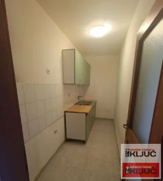 Manja kuhinja sa osnovnim elementima i sudoperom. - image 7
