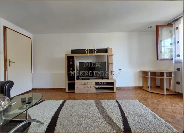 Izdavanje, dvosoban stan, 80m², Mrčevac, Tivat
