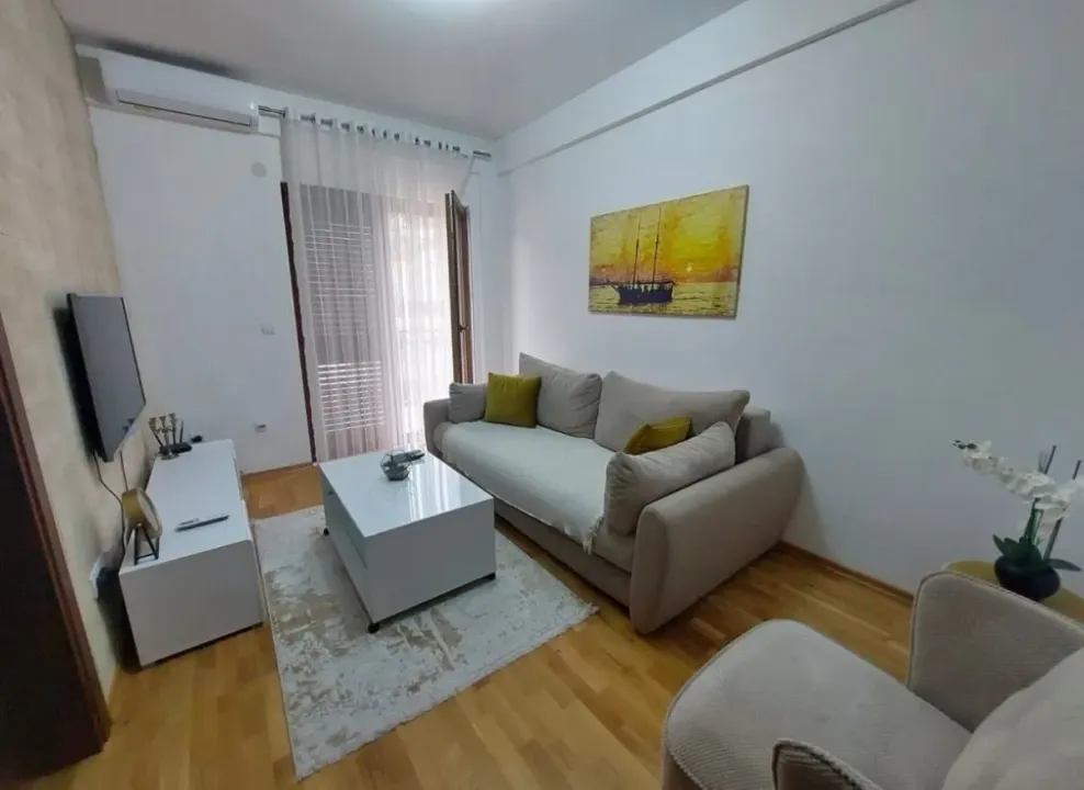 Izdavanje, jednosoban stan, 45m², Kalimanj, Tivat