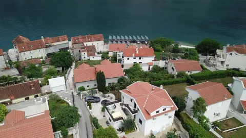 Pogled iz vazduha na kuće u primorskom naselju uz obalu. - image 4