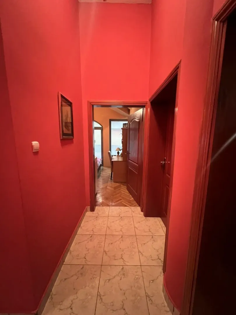 Izdavanje, četvorosoban stan, 240m², Stari Aerodrom, Podgorica