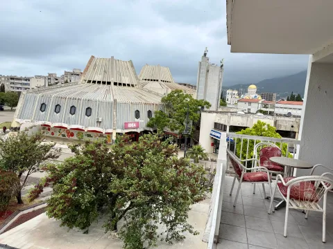 Izdavanje, dvosoban stan, 80m², Centar, Bar - image 5