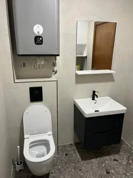 Moderne kupatilo sa WC šoljom, umivaonikom, ogledalom i bojlerom. - image 11