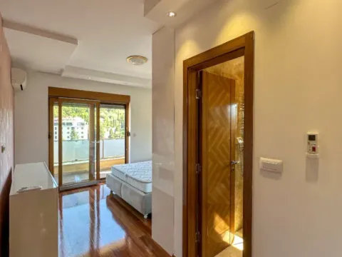 Izdavanje, četvorosoban stan, 130m², Centar, Podgorica - image 5