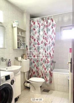 Kupatilo opremljeno tuš kabinom, umivaonikom, toaletom i veš mašinom. - image 3