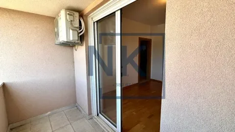 Manji balkon sa klima uređajem i pogledom na unutrašnjost stana kroz klizna vrata. - image 9
