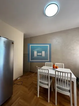 Trpezarijski sto sa stolicama u kuhinjskom delu. - image 16