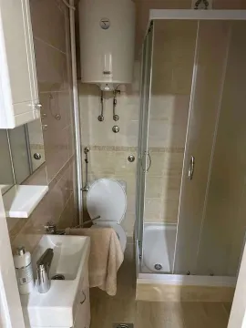 Manje kupatilo sa tuš kabinom, umivaonikom i wc šoljom. - image 6