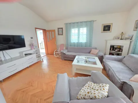 Izdavanje, dvosoban stan, 85m², Momišići, Podgorica - image 3