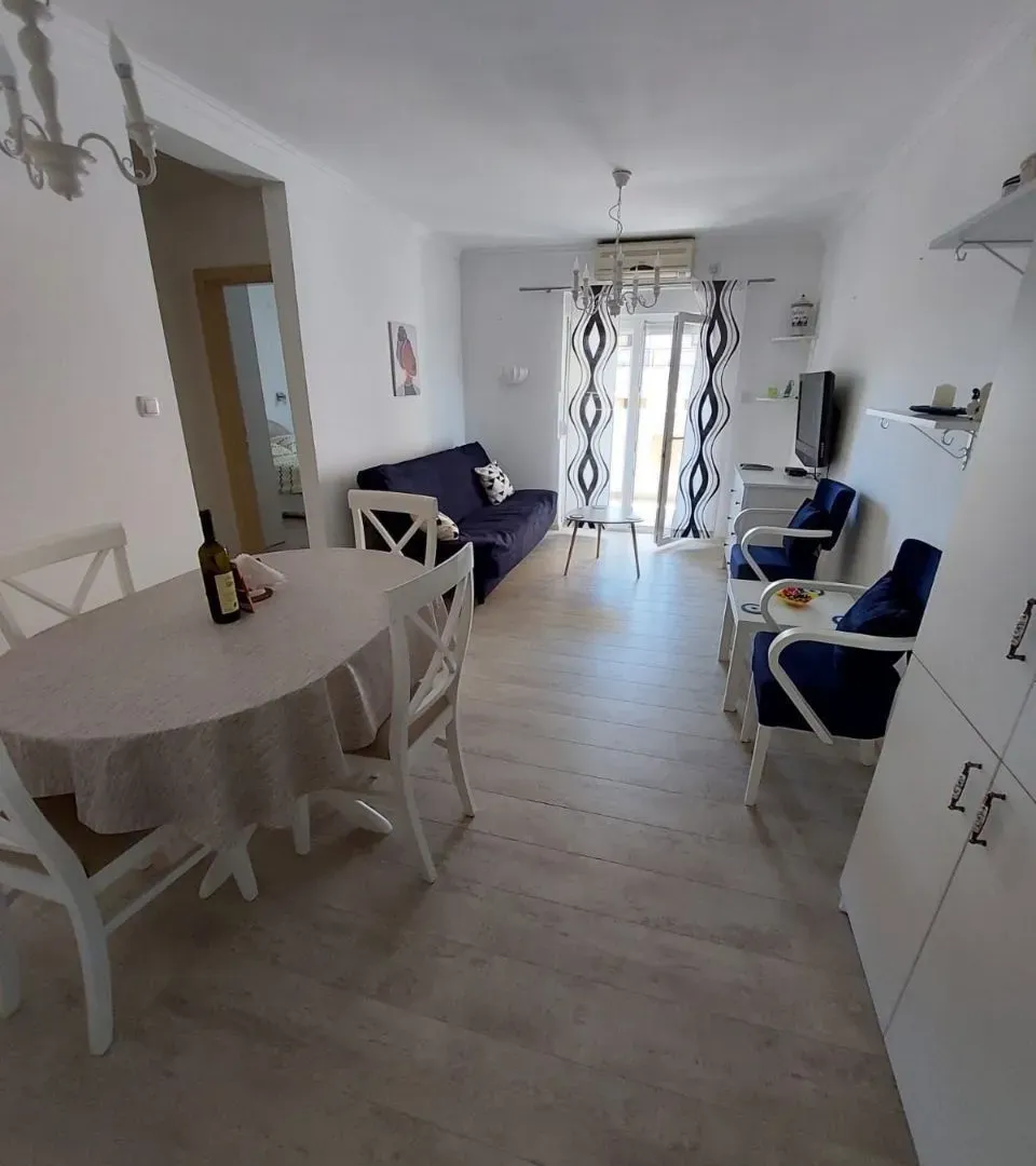 Izdavanje, dvosoban stan, 60m², Tivat, Crna Gora