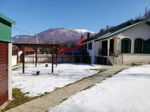 Dvorište kuće sa snijegom i pogledom na planinu. - image 22