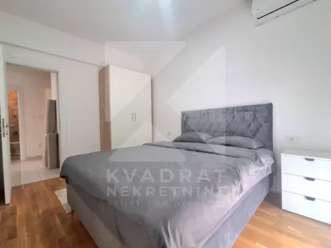 Namještena spavaća soba sa bračnim krevetom, ormarom i noćnim stočićem. - image 5