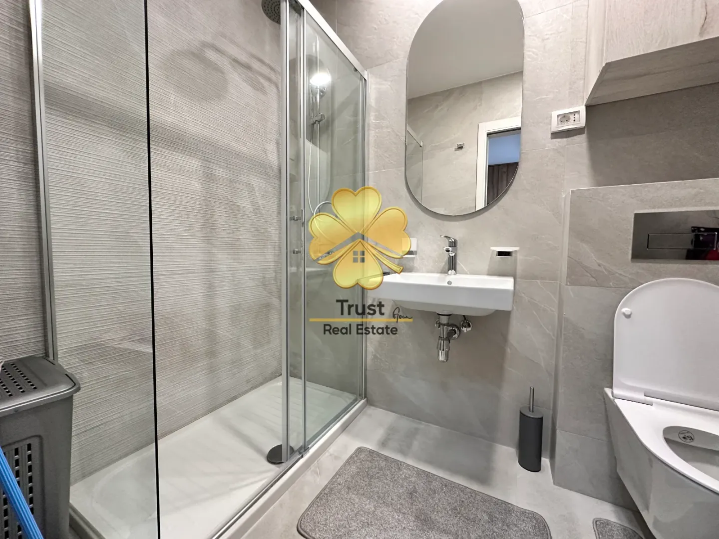Modern bathroom with a walk-in shower and a washbasin.
