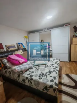 Nameštena spavaća soba sa bračnim krevetom i velikim ormarom sa kliznim vratima. - image 39