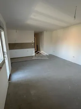 Prazna prostorija u grubim radovima sa pripremljenim zidom za kuhinju. - image 4