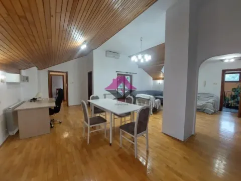 Prostrani dnevni boravak sa trpezarijom i drvenim plafonom. - image 4