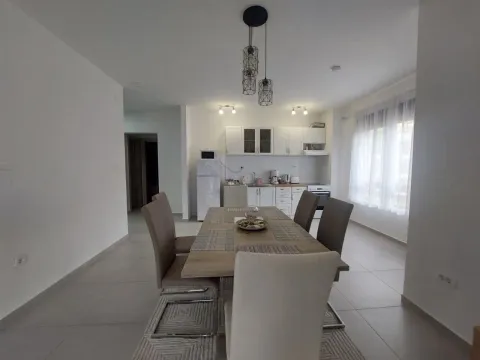 Izdavanje, dvosoban stan, 85m², Dobrota, Kotor - image 4