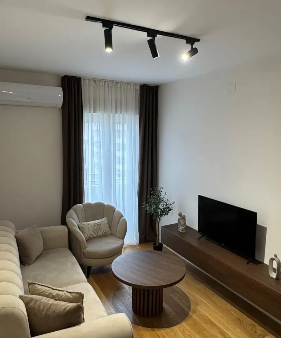 Izdavanje, jednosoban stan, 43m², Central Point, Podgorica