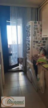 Kuhinja sa frižiderom i izlazom na terasu. - image 6