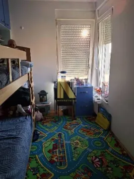 Dečja soba sa krevetom na sprat i radnim stolom kod prozora. - image 6