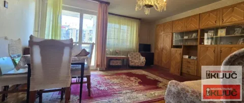 Dnevna soba sa drvenim nameštajem i trpezarijskim delom. - image 3