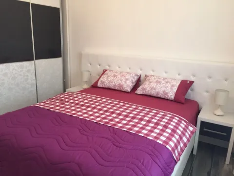 Namještena spavaća soba sa bračnim krevetom i ugradnim plakarom. - image 16