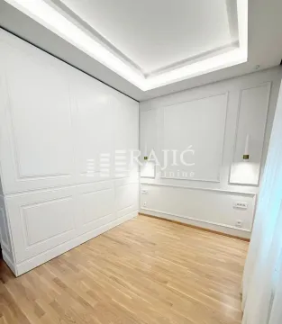 Empty bedroom with a built-in wardrobe and laminate flooring. - image 4