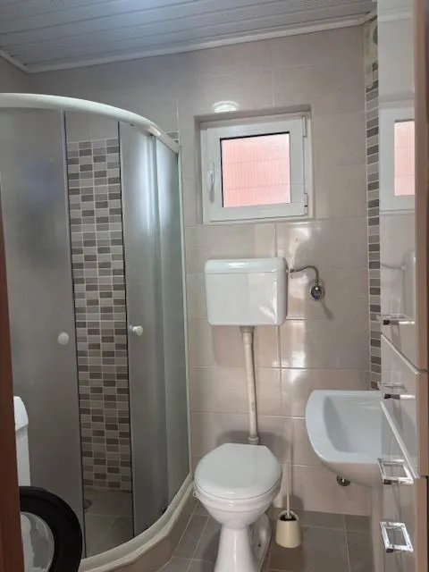Izdavanje, trosoban stan, 130m², Vranići, Podgorica