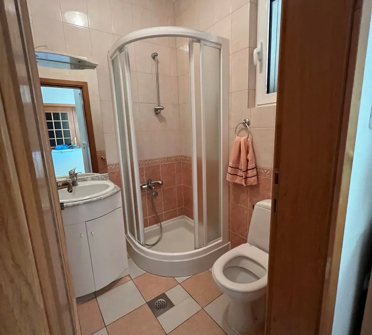 Izdavanje, kuća, 400m², Zlatica, Podgorica