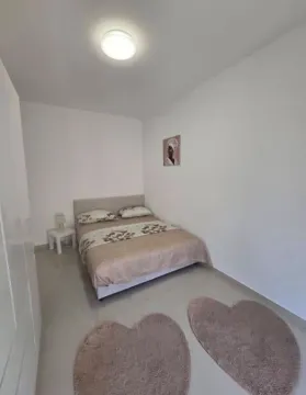 Svjetla i uredna spavaća soba sa bračnim krevetom. - image 12