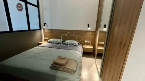 Moderna spavaća soba sa bračnim krevetom i ugradnim ormarom. - image 10