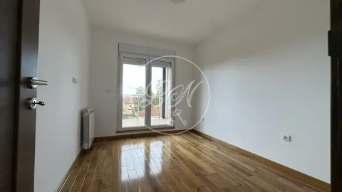 Prazna soba sa drvenim podom i balkonskim vratima. - image 11