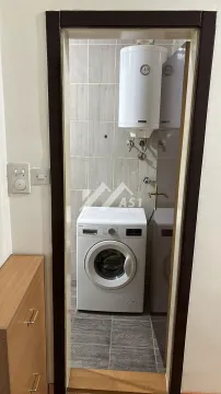 Pogled kroz vrata na kupatilo sa veš mašinom i bojlerom. - image 5
