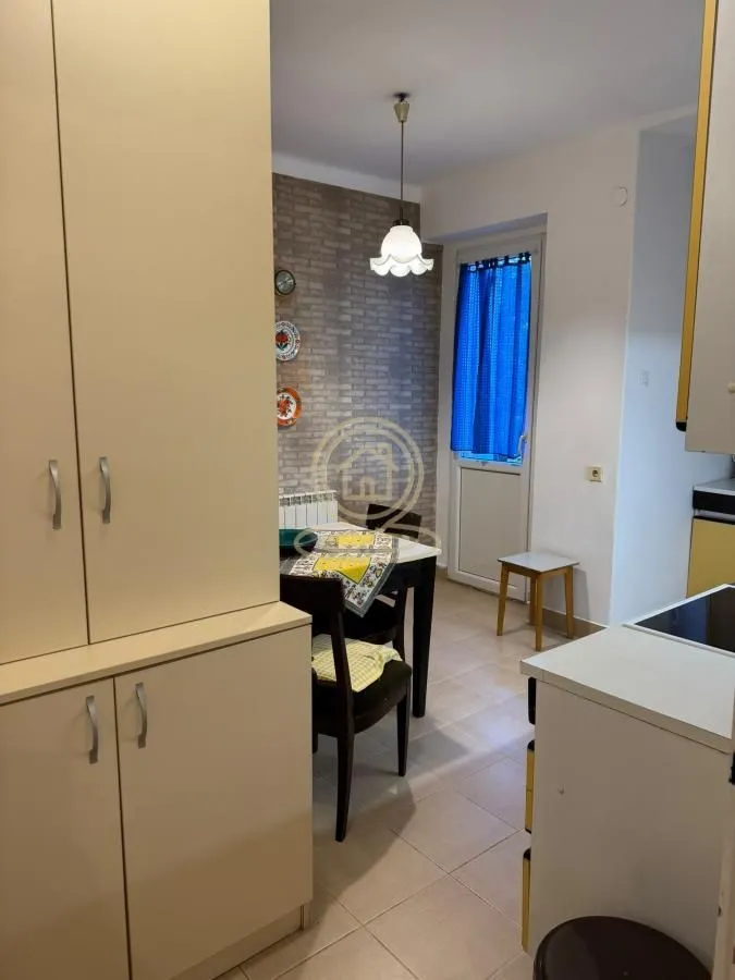 Kitchen with a dining area and built-in units.