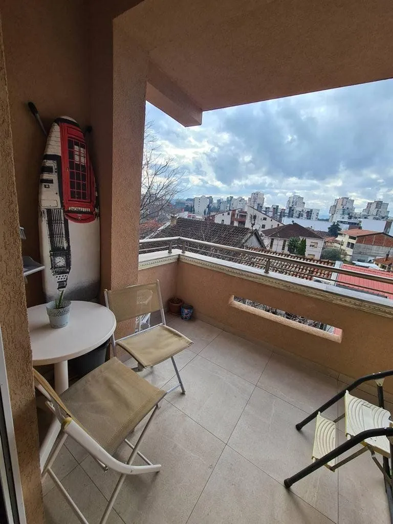 Izdavanje, dvosoban stan, 75m², Blok 5, Podgorica