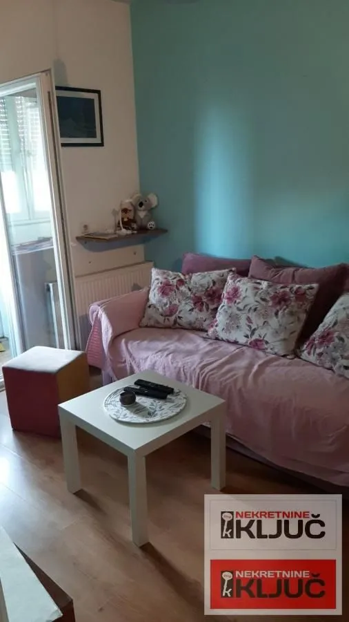 Dnevna soba sa garniturom za sedenje i malim stočićem.