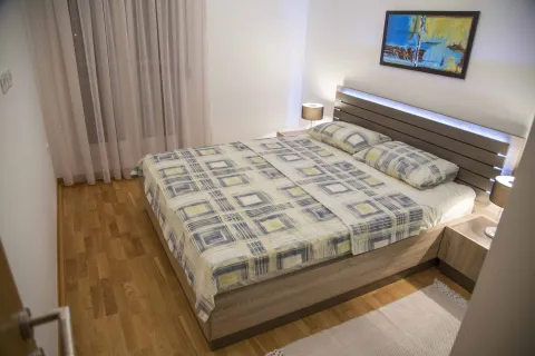 Svijetla spavaća soba sa bračnim krevetom i drvenim namještajem. - image 5