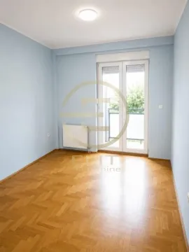Prazna soba sa parketom i izlazom na terasu. - image 6